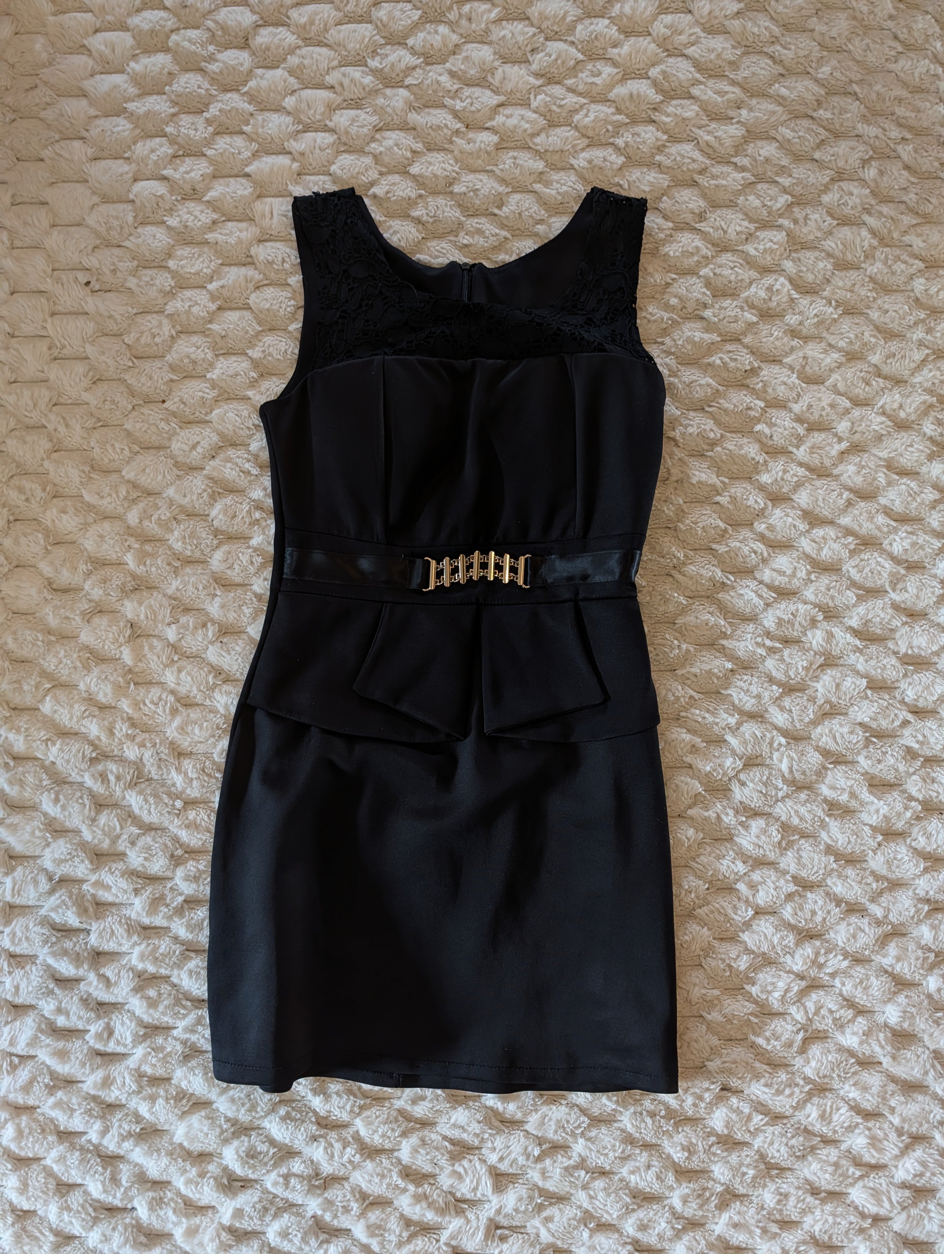 Czarna Sukienka Peplum z Koronką i Złotą Klamrą S